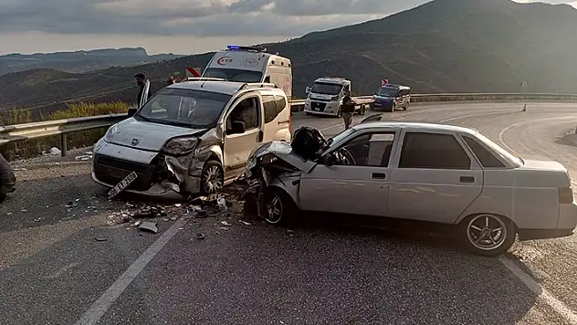 Konya-Antalya kara yolunda hafif ticari araç, karşı şeride geçip kaza yaptı: 3 yaralı
