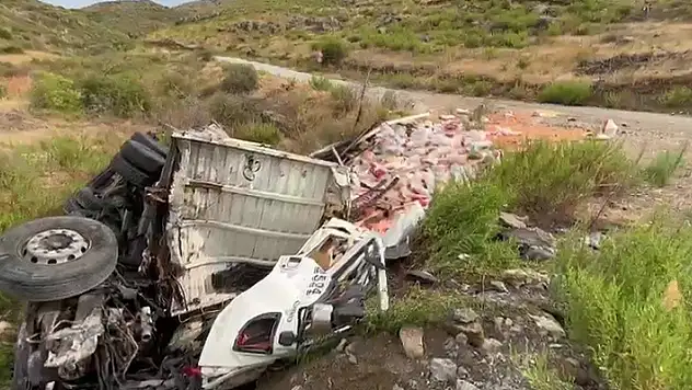 Konya-Antalya kara yolunda kamyon bariyerlere çarpıp devrildi: 1 yaralı

