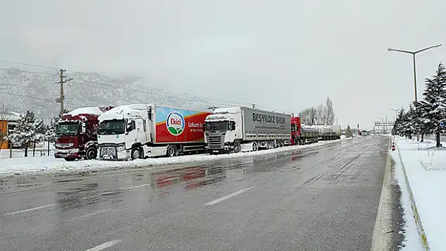 Konya-Antalya kara yolunda kar ve tipi etkili oluyor! Ulaşım güçlükle sağlanıyor