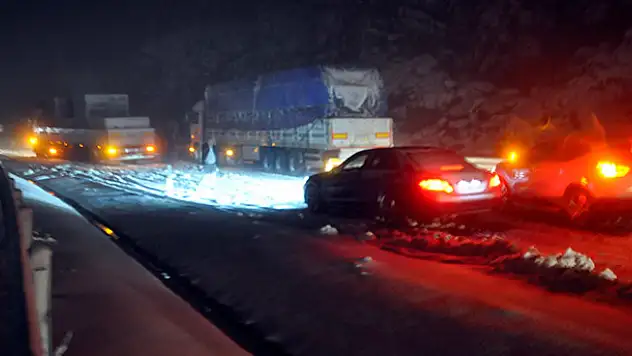 Konya-Antalya karayolu yoğun kar yağışı nedeniyle trafiğe kapatıldı