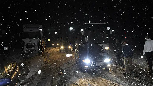 Konya Antalya Karayolunda kar yağışı trafiği olumsuz etkiledi