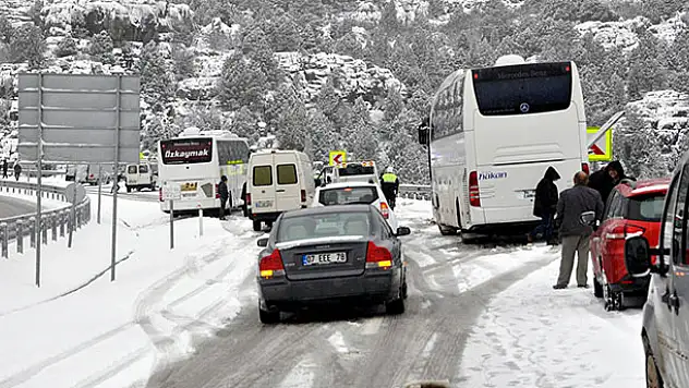 Konya-Antalya yolunda araçlar mahsur kaldı!