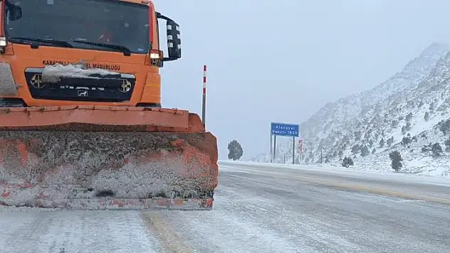 Konya-Antalya yolunda  gece başlayan kar yağışı sonrası ekipler seferber oldu