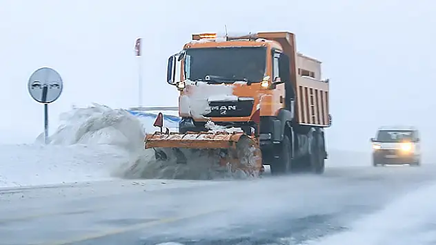 Konya Antalya yolunda kar kalınlığı 60 santimetreye ulaştı