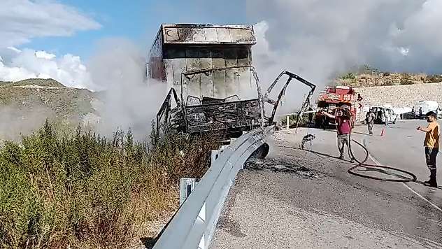 Konya-Antalya yolunda korku dolu anlar! Kamyon alev alev yandı