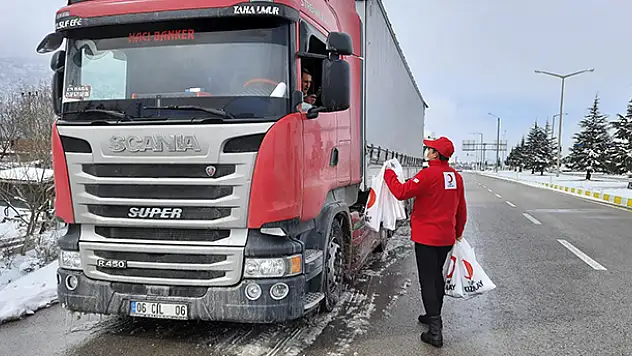 Konya- Antalya yolunda mahsur kalan araç sürücülerine Kızılay'dan kumanya