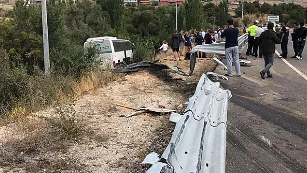 Konya-Antalya yolunda  turistleri taşıyan otobüs şarampole devrildi: 3 yaralı