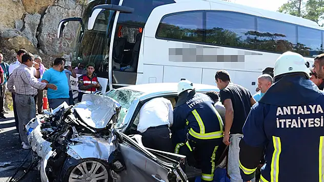 Konya - Antalya yolunda yolcu otobüsü ile otomobil çarpıştı : 3 ölü, 2 yaralı