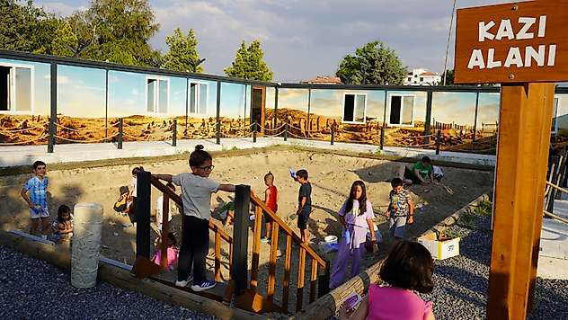 Konya Arkeopark'ta çocuklar eğlenirken öğrendi