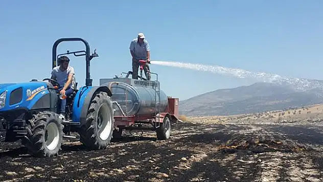 Konya Beyşehir'de arazi yangınında saman balyaları yandı