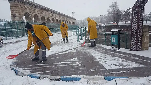 Konya Beyşehir'de yollarda buzlanmaya karşı yoğun mesai