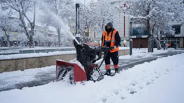 Konya Büyükşehir 31 ilçede kar ve buzlanmaya karşı görev başında
