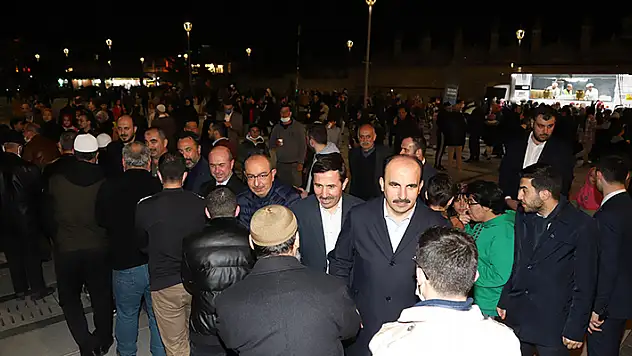 Konya Büyükşehir Belediye Başkanı Altay, ilk teravih sonrası vatandaşlarla buluştu
