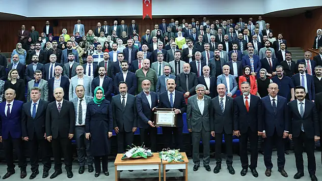 Konya Büyükşehir Belediye Başkanı Altay, mazbatasını aldı 