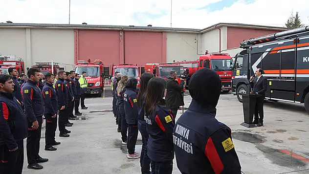 Konya Büyükşehir Belediye Başkanı Altay, Hatay'da görev yapan itfaiye personeline teşekkür belgesi verdi
