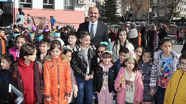 Konya Büyükşehir Belediye Başkanı Uğur İbrahim Altay, karne sevinci yaşayan öğrencileri tebrik etti 