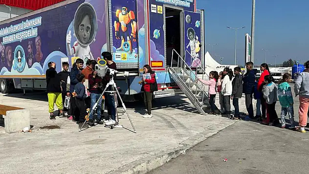 Konya Büyükşehir Belediyesi, Bilim Tırı ile depremzede çocuklara moral veriyor
