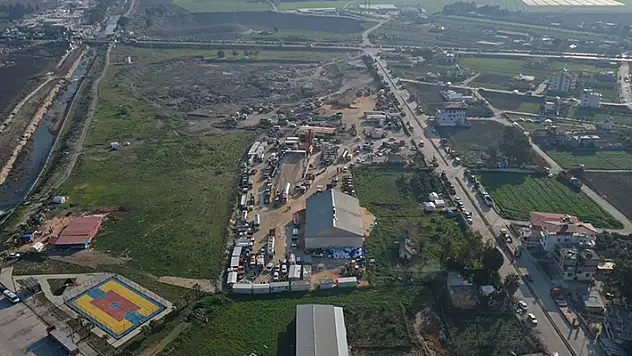 Konya Büyükşehir Belediyesi, Hatay'da araç şantiyesi kurdu

