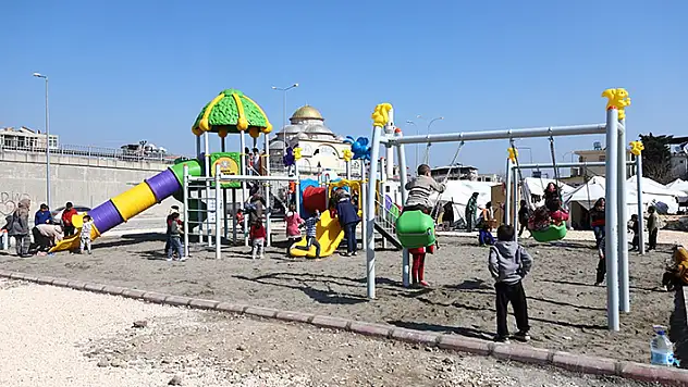 Konya Büyükşehir Belediyesi Hatay'da depremzede çocuklar için oyun alanı kurdu
