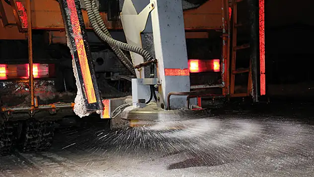 Konya Büyükşehir Belediyesi, kar ve buzlanmaya karşı 31 ilçede 24 saat görevde