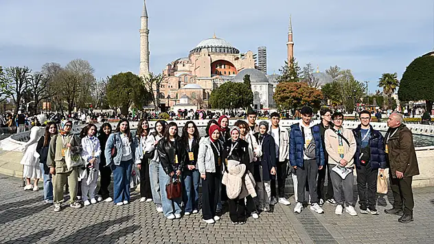 Konya Büyükşehir Belediyesi, lise öğrenclerini YHT ile İstanbul'a götürüyor
