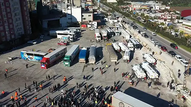 Konya Büyükşehir Belediyesi ve ilçe belediyeleri Hatay'a 305 tır yardım gönderdi
