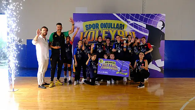 Konya büyükşehir Belediyesi Yaz Spor Okullarında futbol ve voleybol turnuvalarının finalleri yapıldı