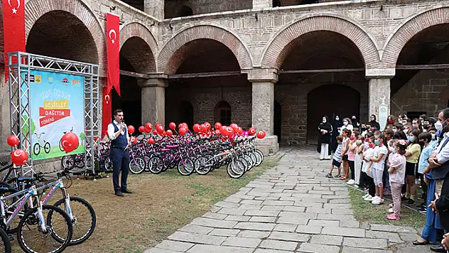 Konya Büyükşehir Belediyesinden Kuzey Makedonyalı çocuklara bisiklet hediyesi