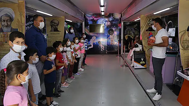 Konya Büyükşehir Belediyesinin Bilim Tırı Halkapınar'a geldi
