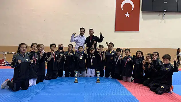 Konya Büyükşehir Belediyesporlu tekvandocular, 11 madalya ile göz doldurdu

