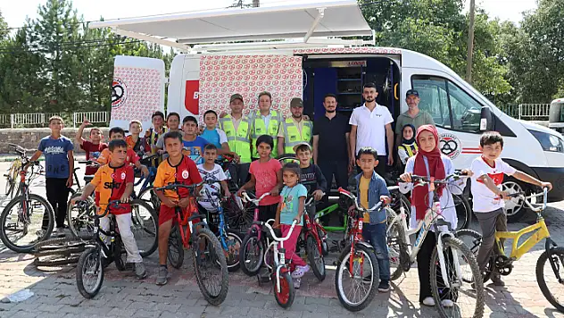 Konya Büyükşehir, bisiklet tamircisi olmayan mahallelere 'Bisbulans' ile hizmet götürüyor