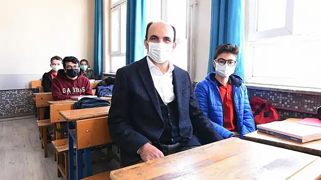 Konya Büyükşehir'den 8. sınıf öğrencilerine LGS çalışma kitabı