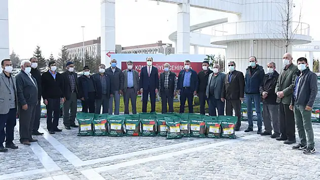 Konya Büyükşehir'den çiftçiye sertifikalı yonca tohumu desteği
