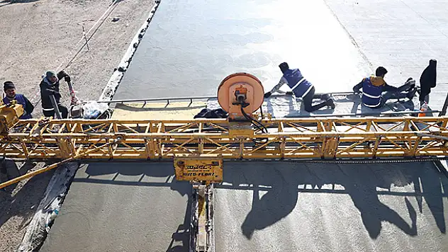 Konya Büyükşehir'den ilk kez beton yol uygulaması