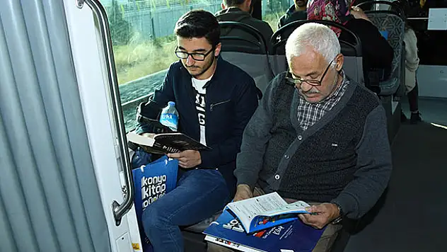 Konya Büyükşehir'den tramvayda kitap sürprizi
