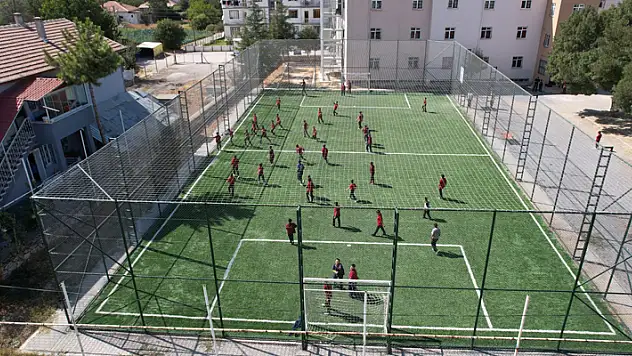 Konya Büyükşehir, Ereğli'de 8 okula halı saha kazandırdı 