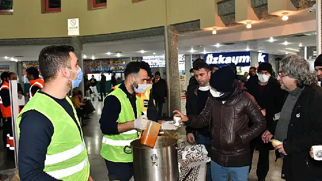 Konya Büyükşehir gece otogarda bekleyen yolculara çorba ikram etti
