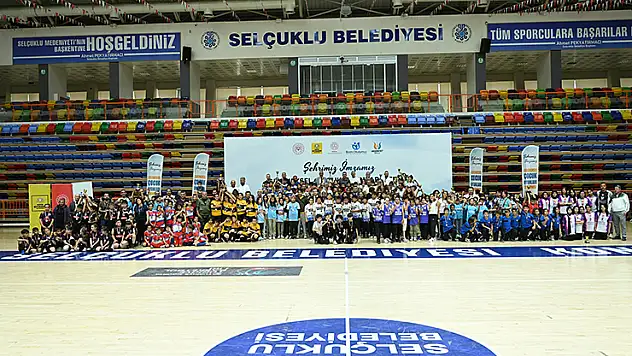 Konya Büyükşehir Geleneksel Çocuk Oyunları İl Finali'nde dereceye giren öğrencilere ödülleri verildi