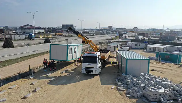 Konya Büyükşehir, Hatay'daki konteyner kentinde ilk konteynerleri yerleştirmeye başladı
