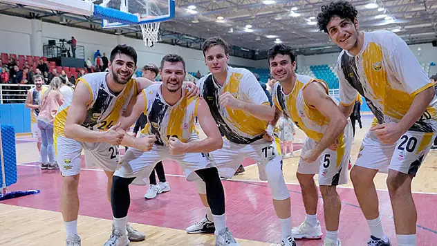 KONYA BÜYÜKŞEHİR İLK YARIYI LİDER BİTİRDİ