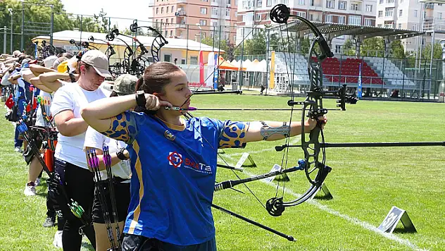 Konya Büyükşehir İller Arası Okçuluk Turnuvası'nda sporcular, hedefi on ikiden vurmak için yarıştı
