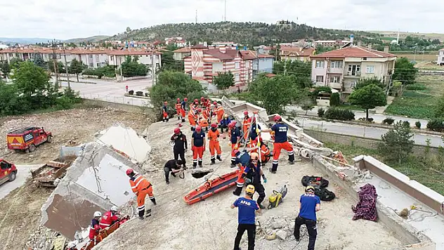 Konya Büyükşehir İtfaiyesi'nden nefes kesen deprem tatbikatı
