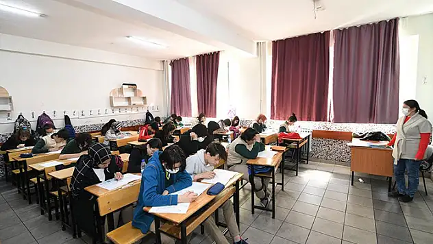 Konya Büyükşehir LGS ve TYT öğrencilerine sınav tecrübesi kazandırıyor
