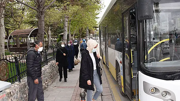 Konya Büyükşehir sağlık çalışanlarının ulaşımını karşılamaya devam ediyor