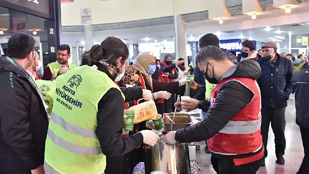 Konya Büyükşehir soğuk havada bekleyen yolcuların içini ısıttı
