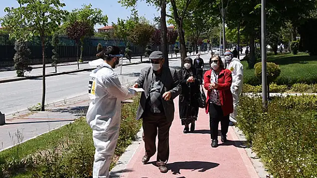 Konya Büyükşehir sokağa çıkan büyüklerini yalnız bırakmadı