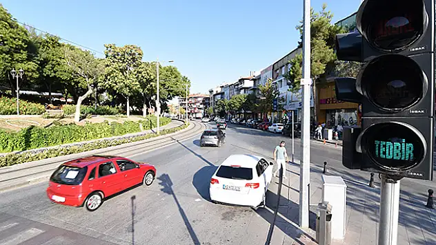 Konya Büyükşehir trafik ışıklarıyla korona virüse karşı uyarıyor