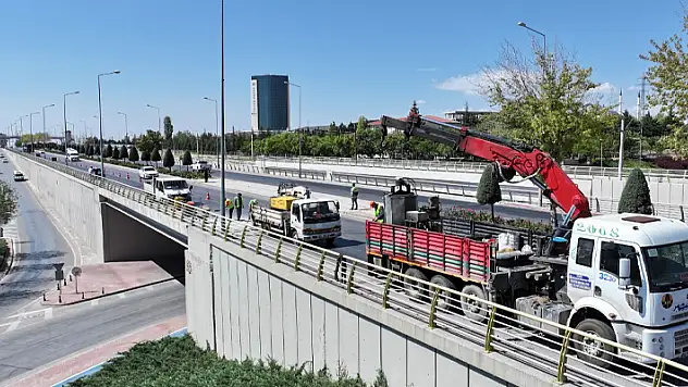 Konya Büyükşehir, yaya ve taşıt köprülerinde periyodik olarak iyileştirme çalışması yapıyor