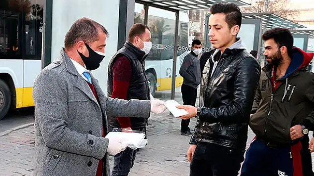 Konya Büyükşehir yolculara maske dağıttı