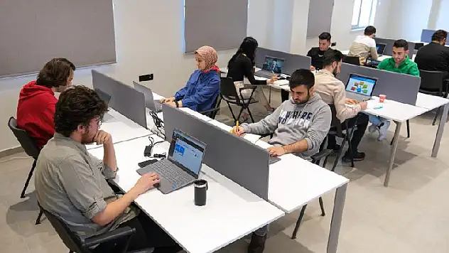 Konya Büyükşehir'den depremzede üniversite öğrencilerine etüt salonu desteği
